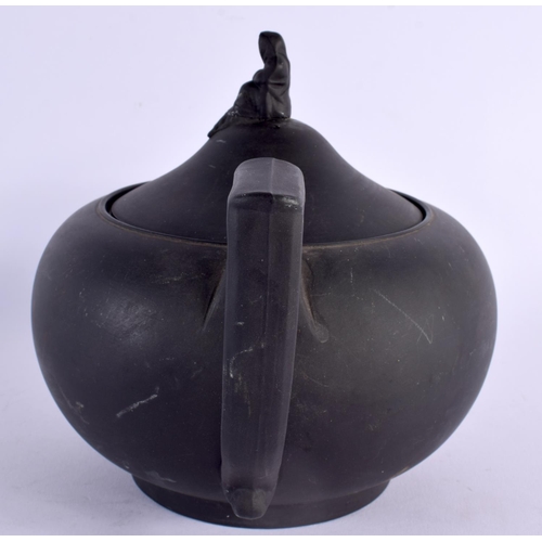 159 - A LARGE WEDGWOOD BLACK BASALT PORCELAIN TEAPOT AND COVER with figural finial. 22 cm x 18 cm.