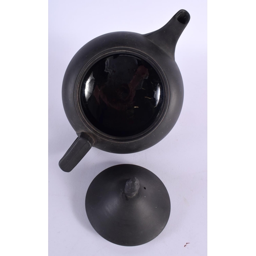 159 - A LARGE WEDGWOOD BLACK BASALT PORCELAIN TEAPOT AND COVER with figural finial. 22 cm x 18 cm.