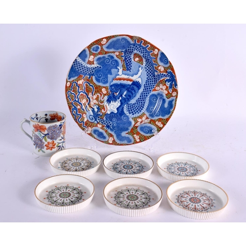 18 - AN EARLY 19TH CENTURY ENGLISH PORCELAIN DRAGON PLATE together with Worcester coasters etc. Largest 2... 