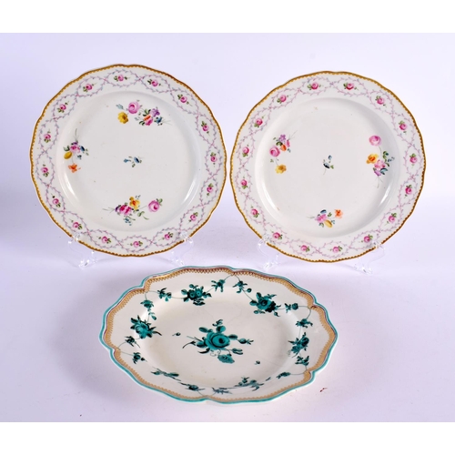 196 - 18th century Chelsea Derby pair of plates, the centres painted with three floral sprays and a centra... 