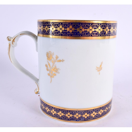 224 - Worcester Flight Barr mug decorated with gilt sprigs and two blue and gilt borders. 11cm high.