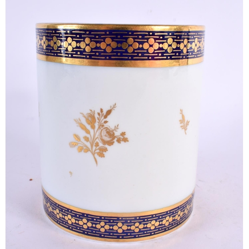 224 - Worcester Flight Barr mug decorated with gilt sprigs and two blue and gilt borders. 11cm high.