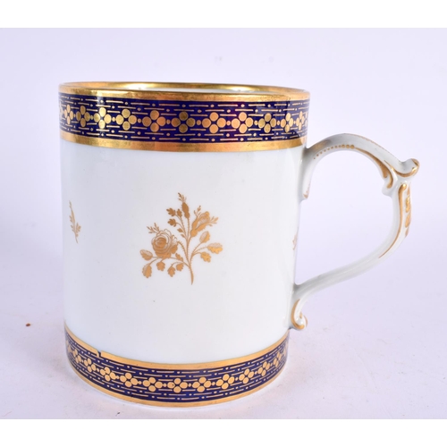 224 - Worcester Flight Barr mug decorated with gilt sprigs and two blue and gilt borders. 11cm high.