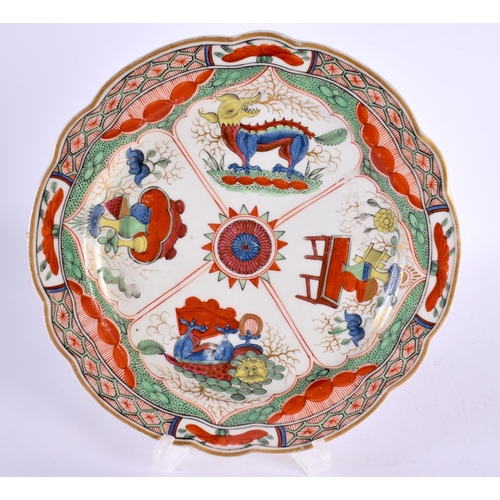 238 - 18th century Worcester plate painted with the Dragon in Compartment pattern. 20cm in diameter.