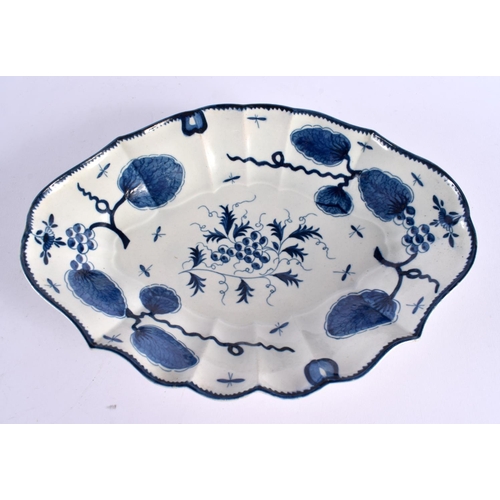 256 - 18th century Worcester lobed oval dish painted with the Rubber Tree Plant pattern. 28cm wide.