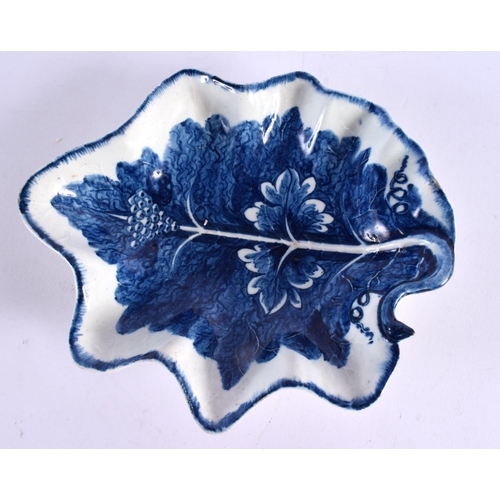 273 - 18th century Bow leaf shaped dish painted in blue with grape vine,with tiny branch handle. 20cm wide... 