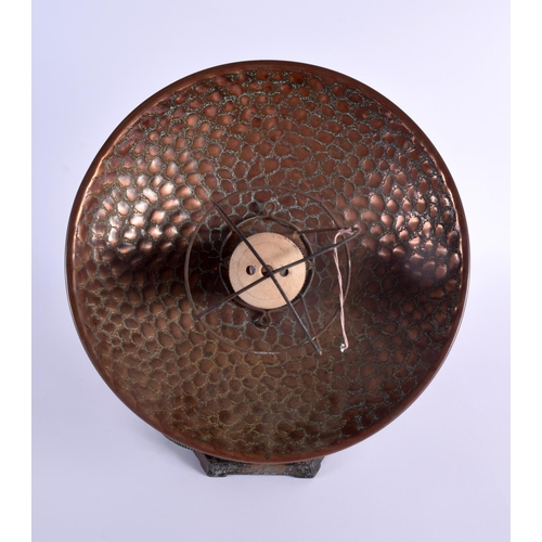 317 - AN UNUSUAL ART DECO COPPER AND IRON RADIATING HEAT LAMP. 32 cm x 24 cm.