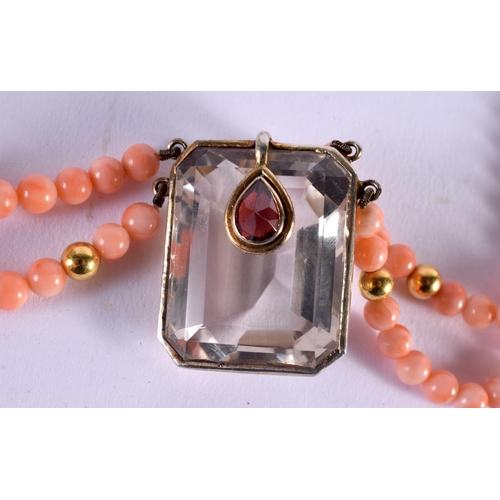 334 - AN ART DECO CORAL AND YELLOW METAL ROCK CRYSTAL NECKLACE. 64.5 grams. 48 cm long.