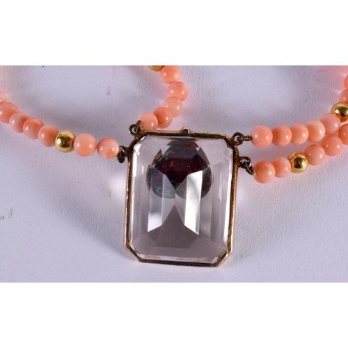 334 - AN ART DECO CORAL AND YELLOW METAL ROCK CRYSTAL NECKLACE. 64.5 grams. 48 cm long.