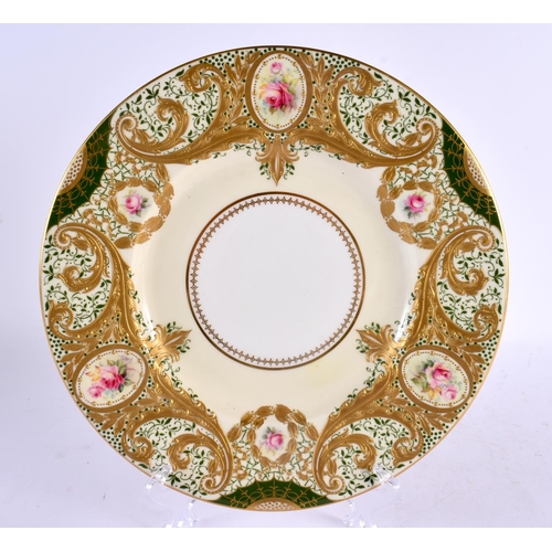 35 - A FINE ROYAL WORCESTER CABINET PLATE by E Phillips. 26 cm wide.