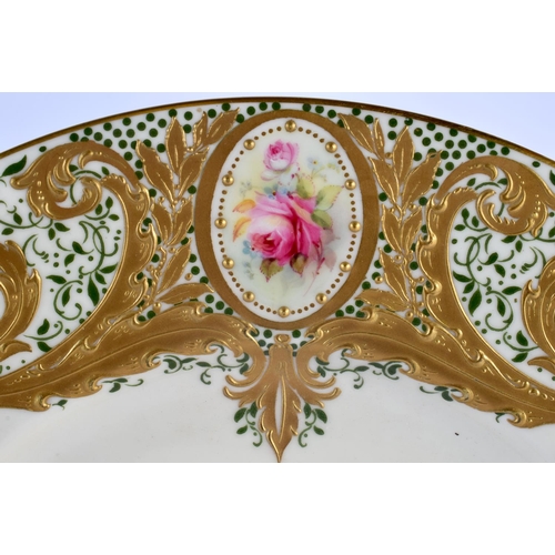 35 - A FINE ROYAL WORCESTER CABINET PLATE by E Phillips. 26 cm wide.