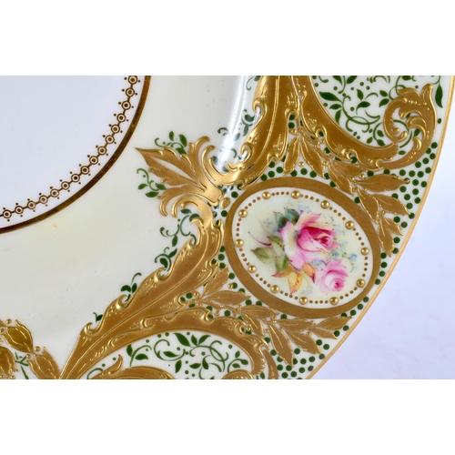 35 - A FINE ROYAL WORCESTER CABINET PLATE by E Phillips. 26 cm wide.