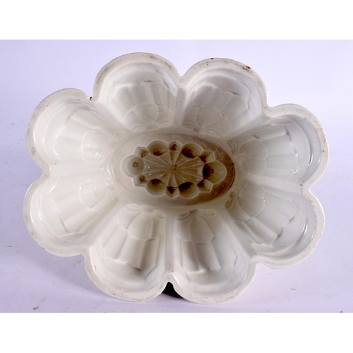 38 - A RARE SHELLEY LATE FOLEY JELLY BLOUMANGE POTTERY MOULD. 15 cm x 13 cm.