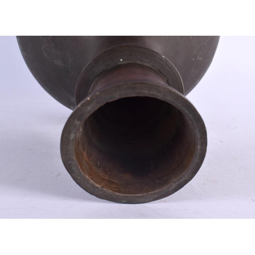 400 - AN 18TH/19TH CENTURY BRONZE HOOKAH PIPE BASE with inlaid inscription to the body. 28 cm x 15 cm.