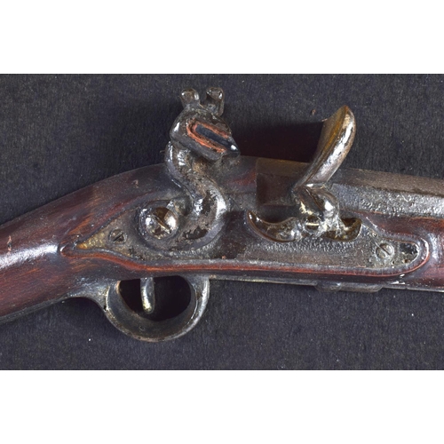 437 - AN EARLY 20TH CENTURY FLINTLOCK BLUNDERBUSS NOVELTY PLAQUE. 94 cm x 34 cm.