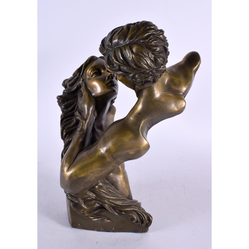 492 - A CONTEMPORARY BRONZE KISSING FIGURAL GROUP. 37 cm x 22 cm.