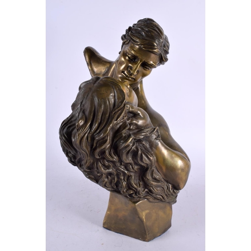 492 - A CONTEMPORARY BRONZE KISSING FIGURAL GROUP. 37 cm x 22 cm.