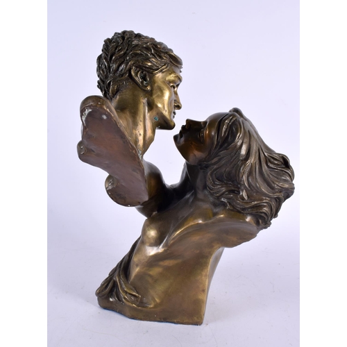 492 - A CONTEMPORARY BRONZE KISSING FIGURAL GROUP. 37 cm x 22 cm.