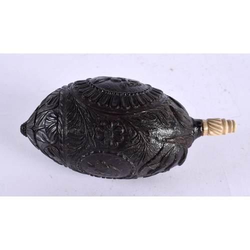 505 - AN 18TH CENTURY CONTINENTAL CARVED BUG BEAR POWDER FLASK. 15 cm x 8 cm.