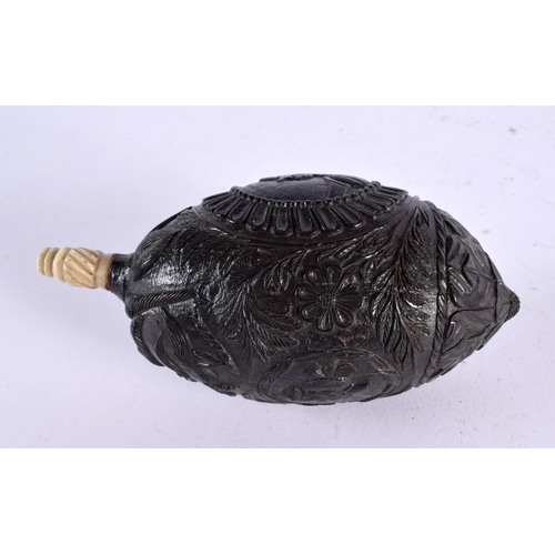 505 - AN 18TH CENTURY CONTINENTAL CARVED BUG BEAR POWDER FLASK. 15 cm x 8 cm.