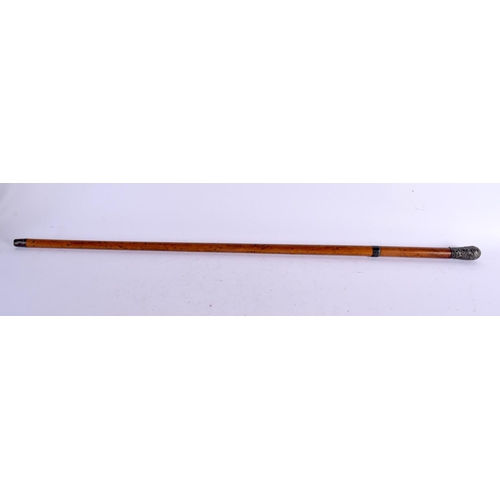 526 - AN ANTIQUE CONTINENTAL SILVER MOUNTED MALACCA WALKING CANE. 90 cm long.