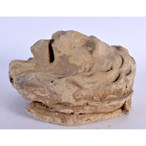 561 - AN 18TH/19TH CENTURY ENGLISH CARBED LIMESTONE HEAD OF A LION. 25 cm x 14 cm.