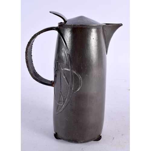 562 - AN ARTS NOUVEAU ARCHIBOLD KNOX DESIGN PEWTER JUG. 22 cm high.