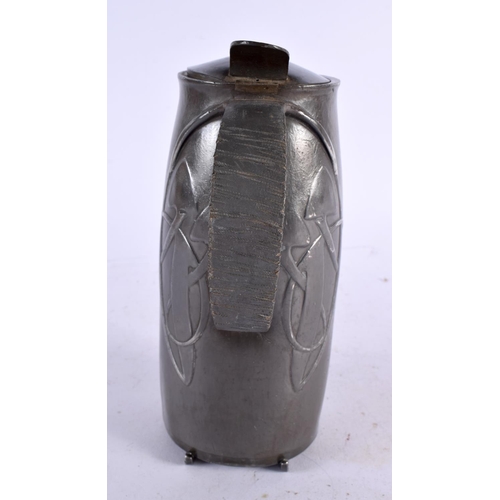 562 - AN ARTS NOUVEAU ARCHIBOLD KNOX DESIGN PEWTER JUG. 22 cm high.