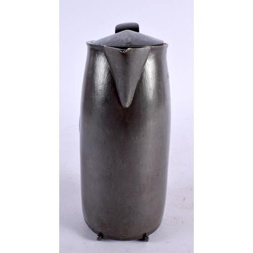 562 - AN ARTS NOUVEAU ARCHIBOLD KNOX DESIGN PEWTER JUG. 22 cm high.