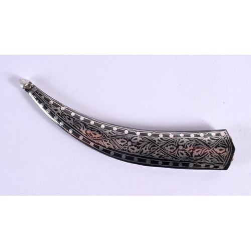 633 - A MIDDLE EASTERN QAJAR LACQUERED PERSIAN INDIAN HARDSTONE NIELLO DAGGER. 27 cm long.