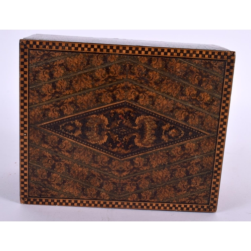 641 - A 19TH CENTURY PRISONER OF WAR STRAW WORK BOX decorated with foliage. 14 cm x 12 cm.