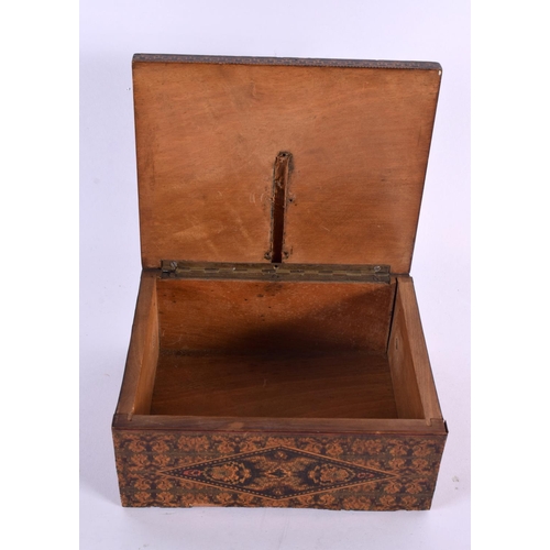 641 - A 19TH CENTURY PRISONER OF WAR STRAW WORK BOX decorated with foliage. 14 cm x 12 cm.