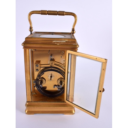 650 - AN ANTIQUE FRENCH REPEATING BRASS CARRIAGE CLOCK. 18 cm high inc handle.