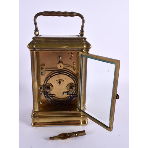 664 - AN ANTIQUE CARRIAGE CLOCK. 17 cm high inc handle.