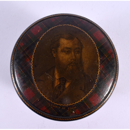 696 - A 19TH CENTURY SCOTTISH PRINCE OF WALES TARTANWARE STRING BOX AND COVER. 10.5 cm diameter.