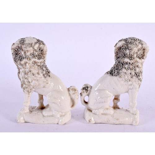 81 - A PAIR OF 19TH CENTURY STAFFORDSHIRE PORCELAIN FIGURES modelled holding baskets. 9 cm x 5 cm.