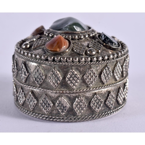 1001 - AN EARLY 20TH CENTURY MIDDLE EASTERN WHITE METAL AND AGATE BOX AND COVER. 31.6 grams. 5 cm x 3.5 cm.