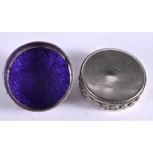 1001 - AN EARLY 20TH CENTURY MIDDLE EASTERN WHITE METAL AND AGATE BOX AND COVER. 31.6 grams. 5 cm x 3.5 cm.