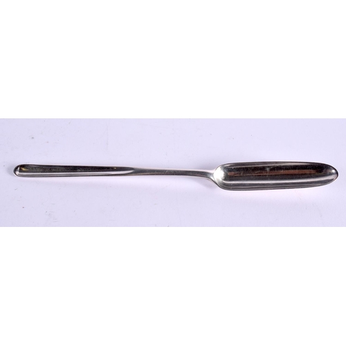 1084 - A GEORGE III SILVER MARROW SCOOP. London 1801. 45 grams. 22 cm long.