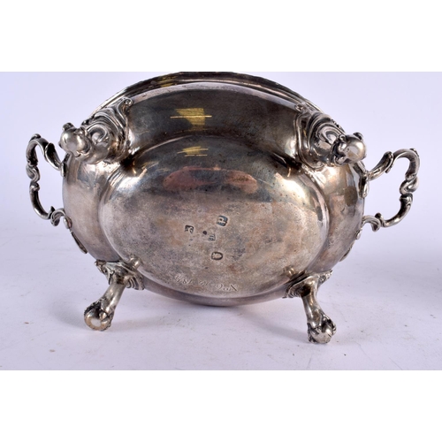 1126 - A GOOD PAIR OF GEORGE III SILVER SAUCE TUREENS. London 1768. 935 grams. 22 cm x 12 cm.