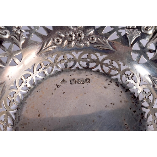 1205 - AN EDWARIAN SILVER DISH. Sheffiel 1909. 78 grams. 14.5 cm wide.