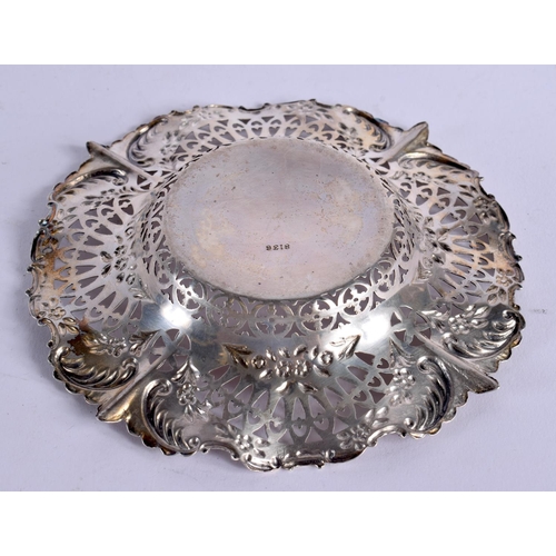 1205 - AN EDWARIAN SILVER DISH. Sheffiel 1909. 78 grams. 14.5 cm wide.