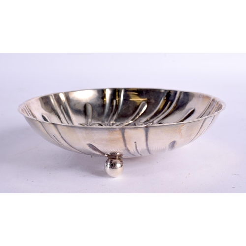 1219 - AN AMERICAN KIRK REPOUSSE SILVER BOWL. 160 grams. 14.5 cm x 4 cm.