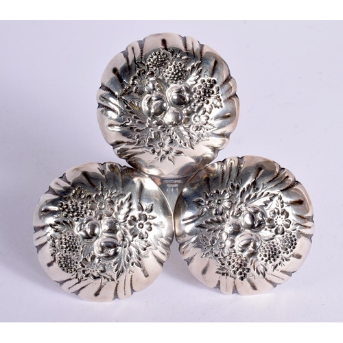 1220 - AN ART DECO SILVER BERRY DISH. 190 grams. 16 cm x 9 cm.