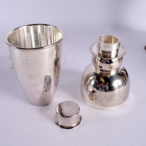 1241 - A SILVER PLATED SNOWMAN COCKTAIL SHAKER AND STOPPER. 513 grams. 26.5 cm x 11 cm.