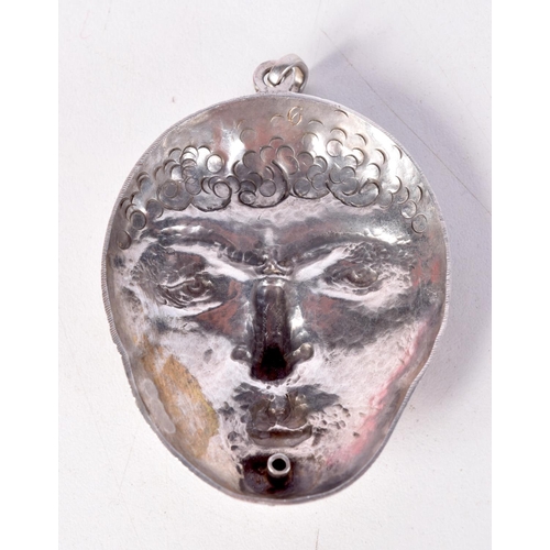 1258 - A RARE ENGLISH SILVER MASK HEAD PENDANT modelled as a Roman male. 24.2 grams. 8 cm x 5.25 cm.