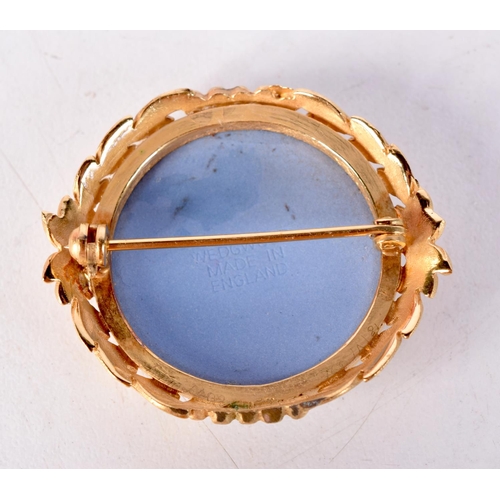 1293 - A YELLOW METAL JASPERWARE BROOCH. 9.4 grams. 3.75 cm x 3.25 cm.