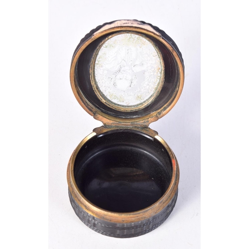 1311 - A 19TH CENTURY CARVED AND PRESSED HORN CAMEO SNUFF BOX. 7 cm wide.