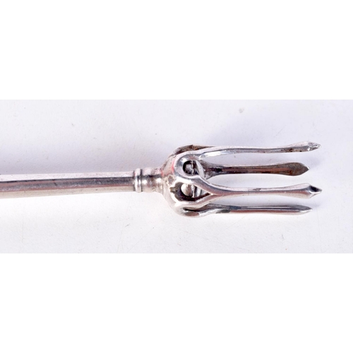 1325 - AN ANTIQUE SILVER TOASTING FORK. Birmingham (date letter rubbed). 50.7 grams. 19 cm long.