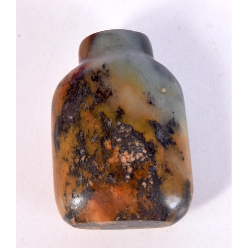 1402 - A HARDSTONE SNUFF BOTTLE. 4.7cm x 3.3cm x 1.8cm